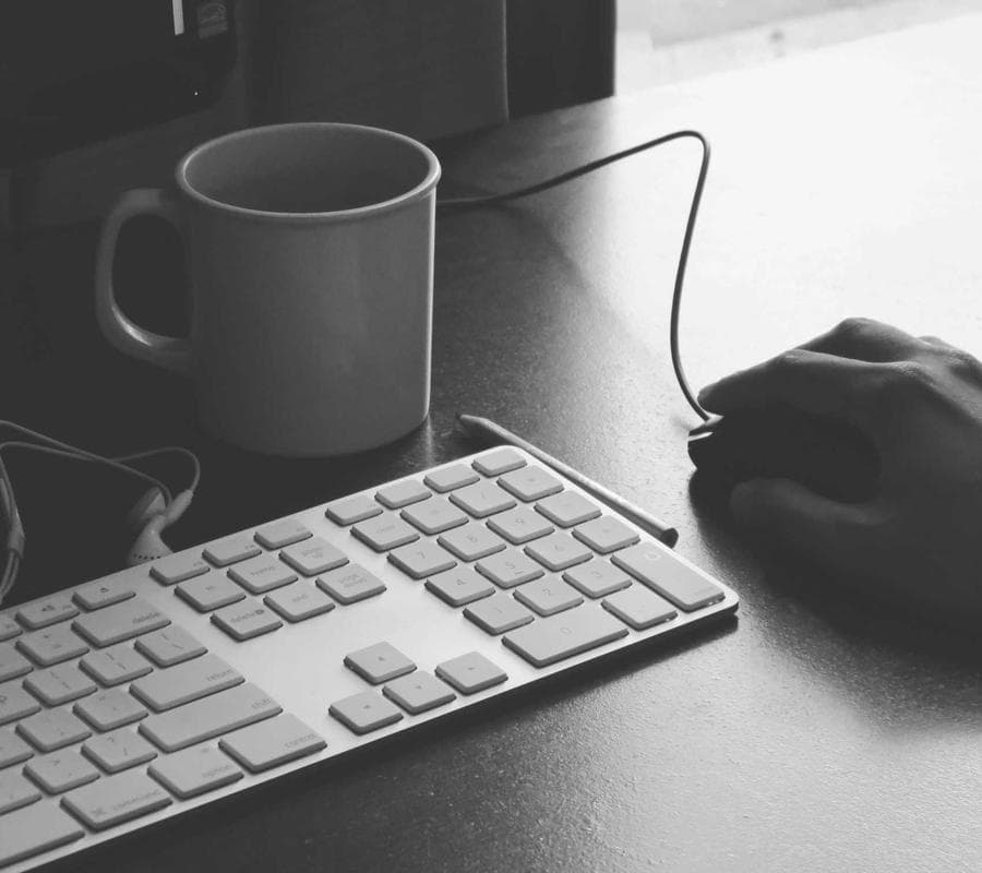Chi tiết kiến trúc của một tòa cao ốc thép và kính hiện đại lúc hoàng hôn.